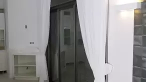 וילון לבן לחלון של הסלון